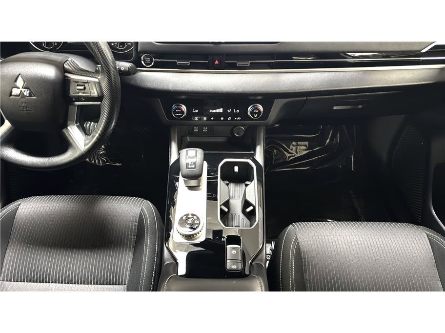 Used 2025 Mitsubishi Outlander ES FWD image 32