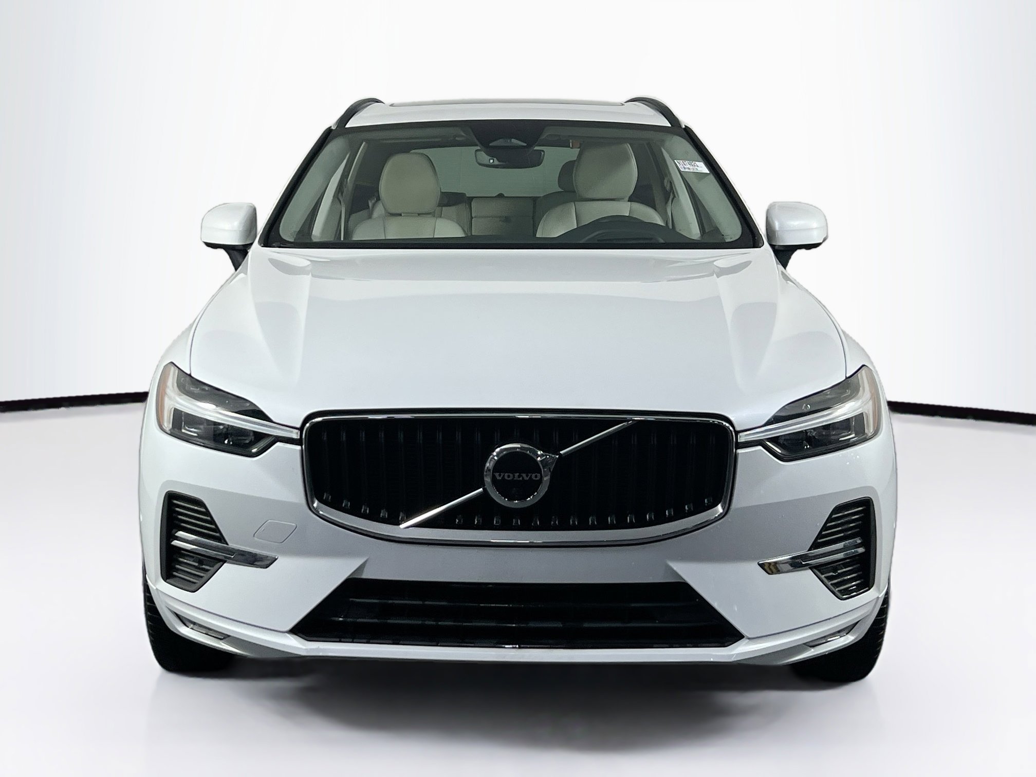 Used 2022 Volvo XC60 B5 Momentum w/ Advanced Package image 2