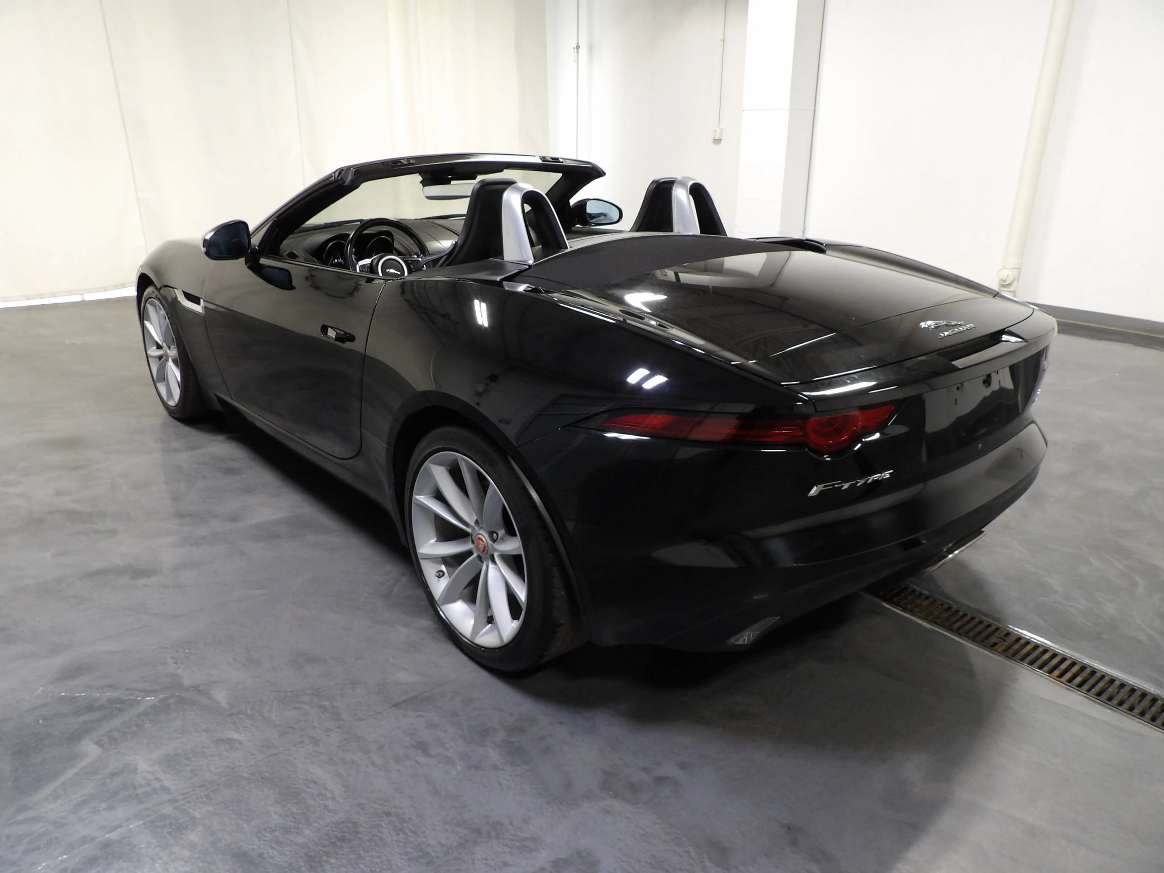 Used 2020 Jaguar F-TYPE Convertible RWD image 16