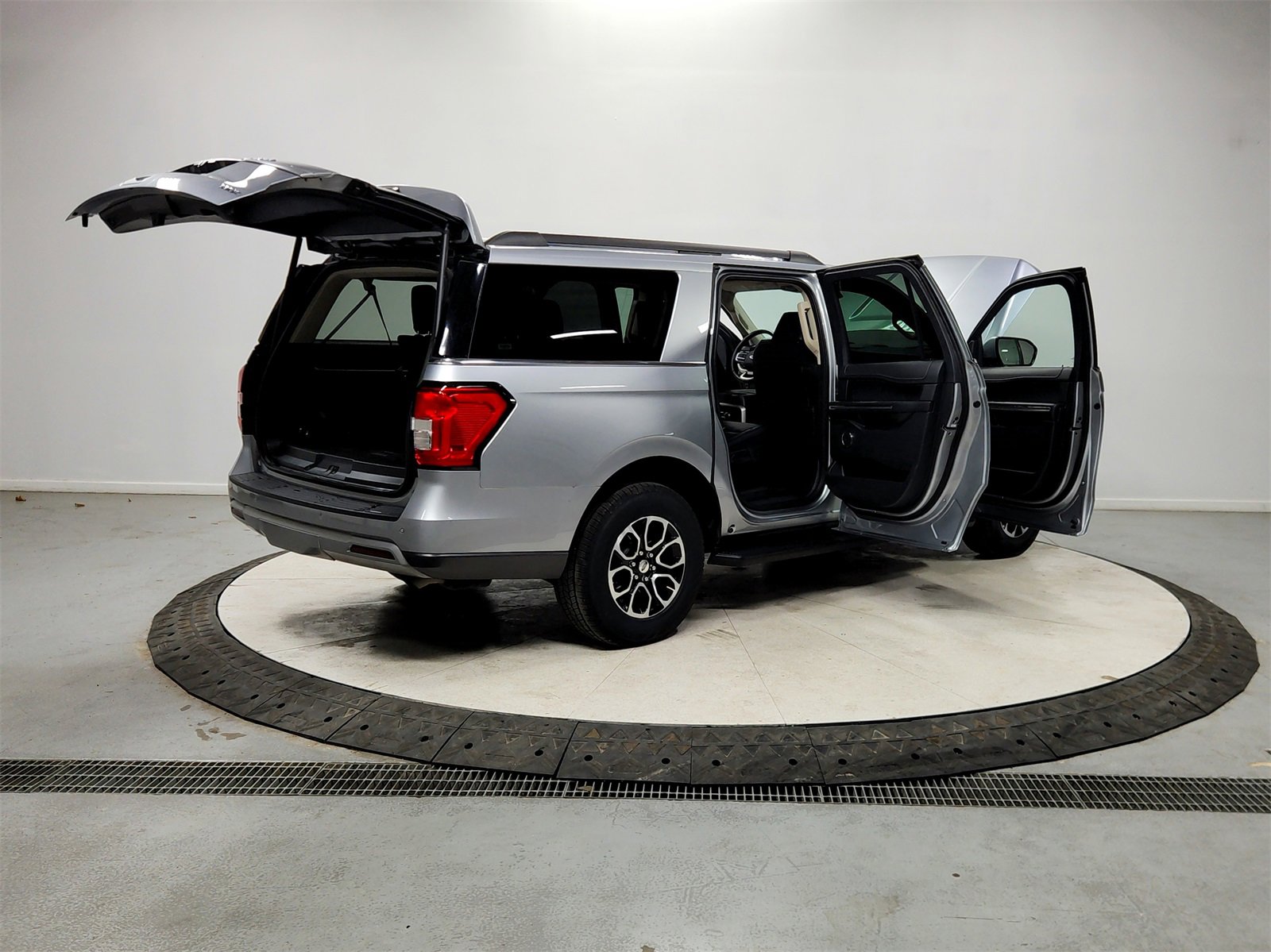 Used 2024 Ford Expedition Max XLT image 15