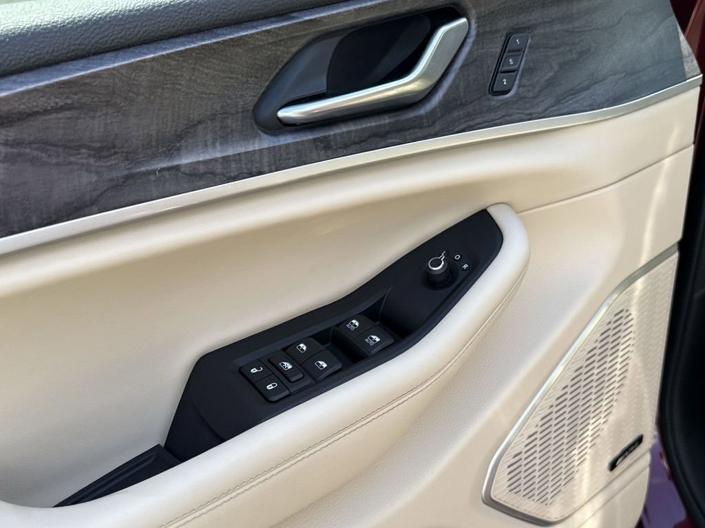 Used 2022 Jeep Grand Cherokee Limited image 29