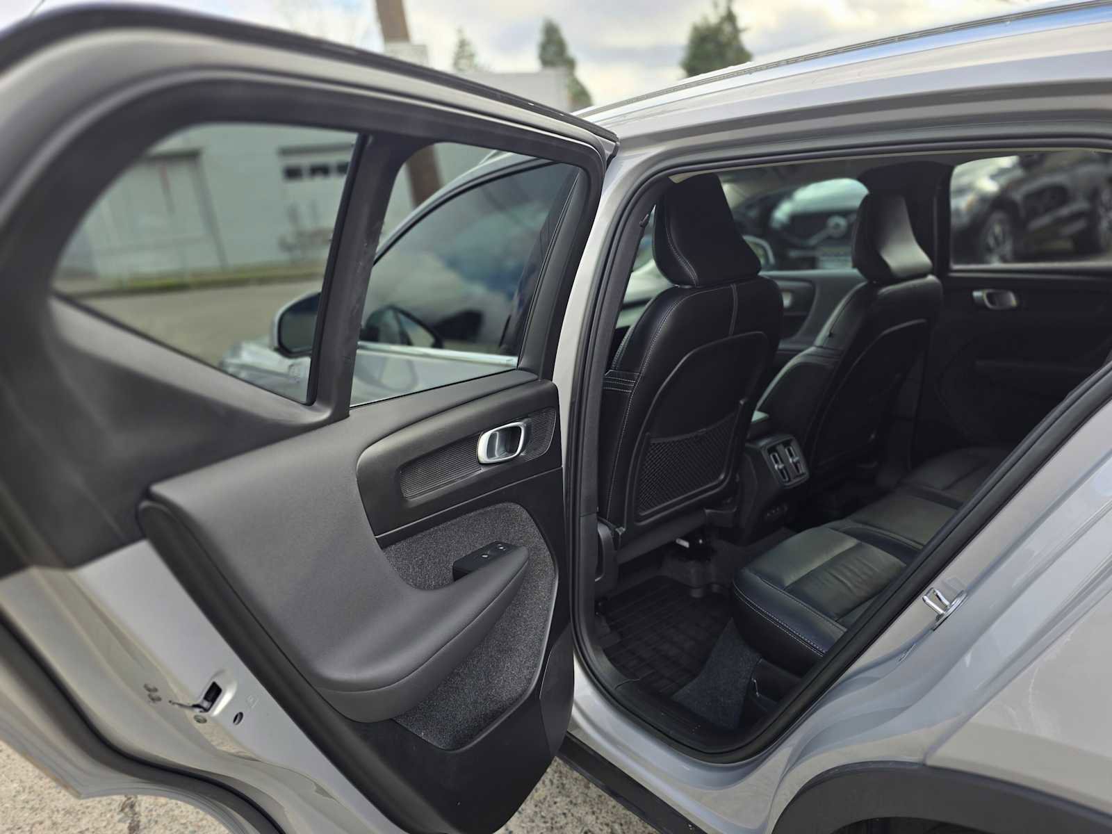 Certified 2023 Volvo XC40 B5 Plus w/ Protection Package Premier image 16