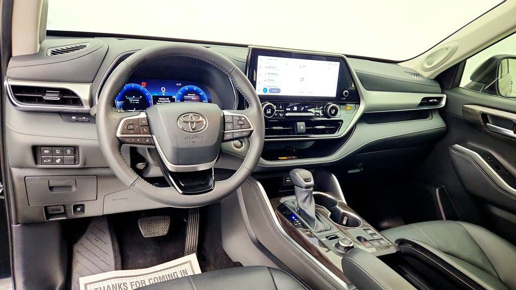 Used 2025 Toyota Highlander Platinum AWD/4WD image 13