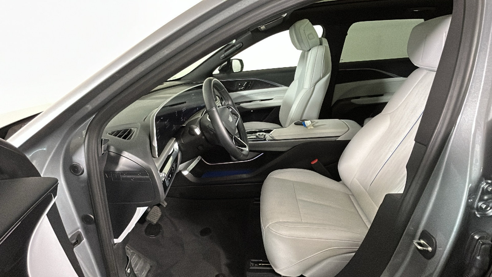 Used 2024 Cadillac Lyriq Luxury AWD/4WD image 14
