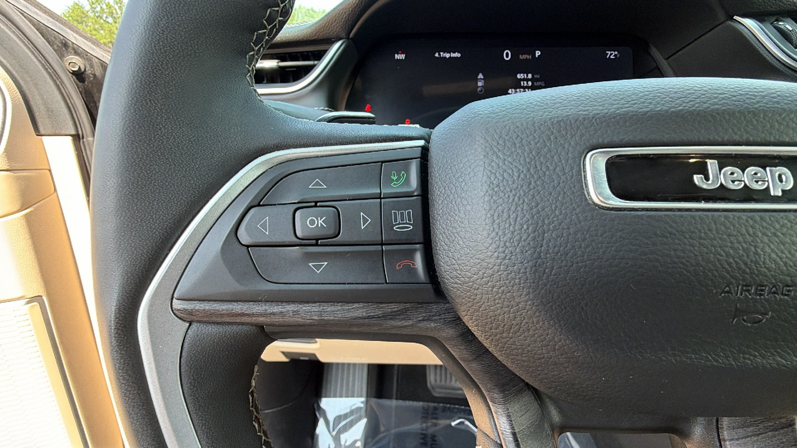 Used 2025 Jeep Grand Cherokee Limited w/ Luxury Tech Group II AWD/4WD image 24