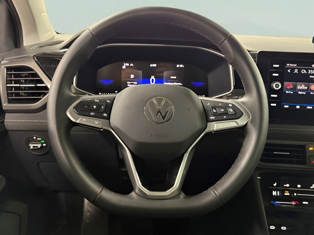 Certified 2025 Volkswagen Taos SE image 11