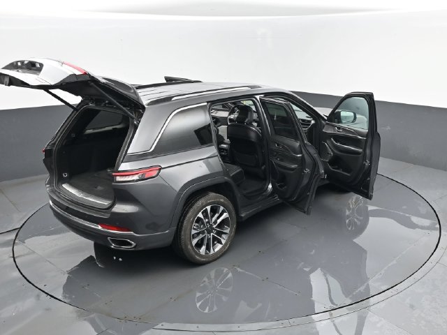 Used 2022 Jeep Grand Cherokee Overland w/ Luxury Tech Group IV AWD/4WD image 29