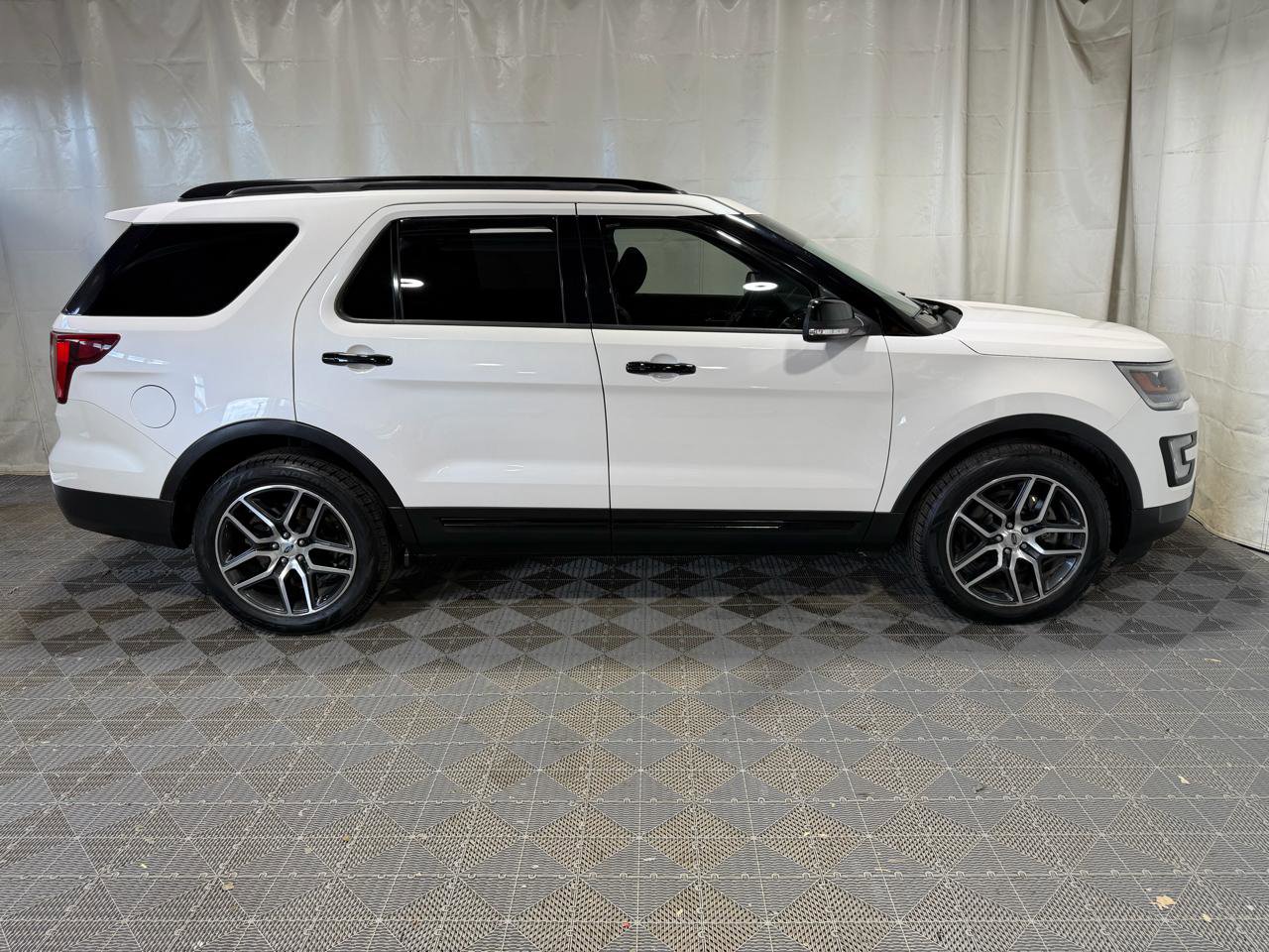 Used 2017 Ford Explorer Sport AWD/4WD image 9
