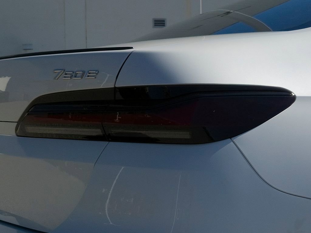 New 2026 BMW 750e xDrive w/ Executive Package image 4