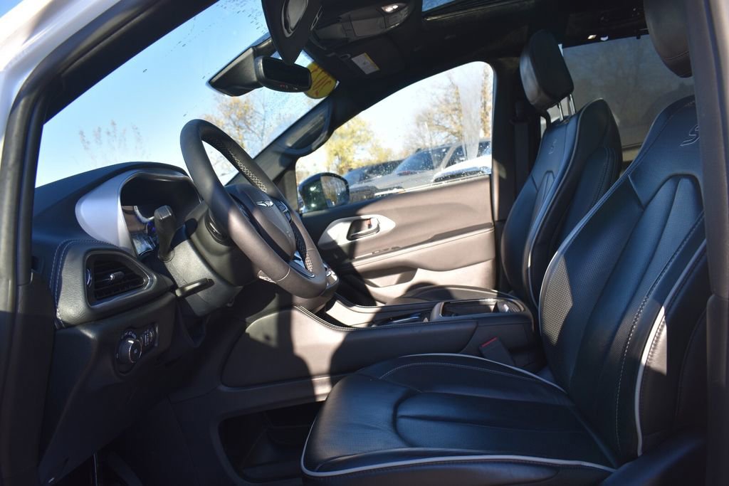 Used 2025 Chrysler Pacifica Limited FWD image 29