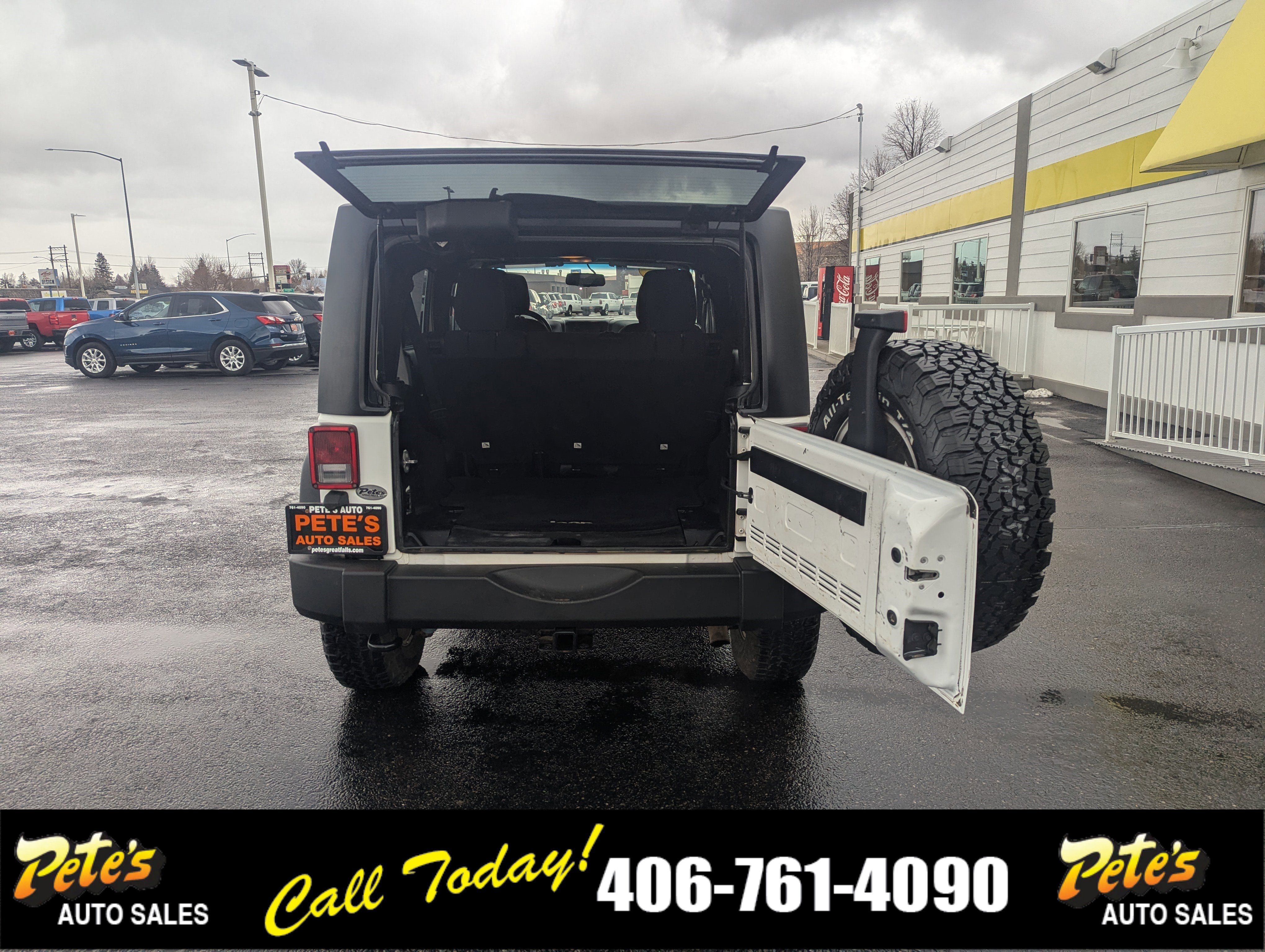 Used 2015 Jeep Wrangler Unlimited Rubicon w/ Max Tow Package image 12