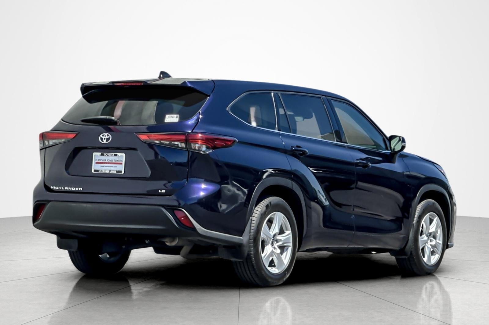 Used 2022 Toyota Highlander LE FWD image 5