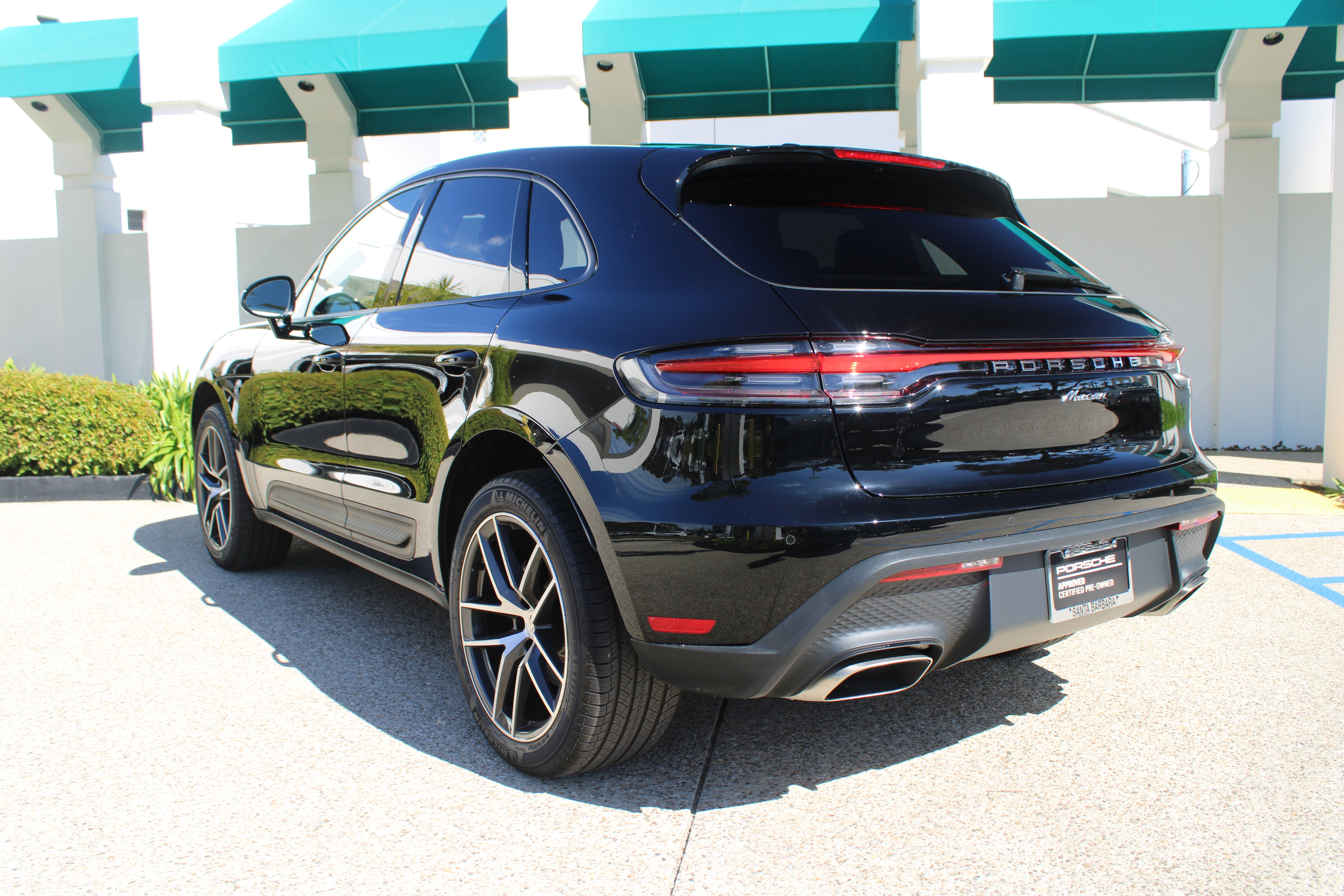 Certified 2025 Porsche Macan image 3