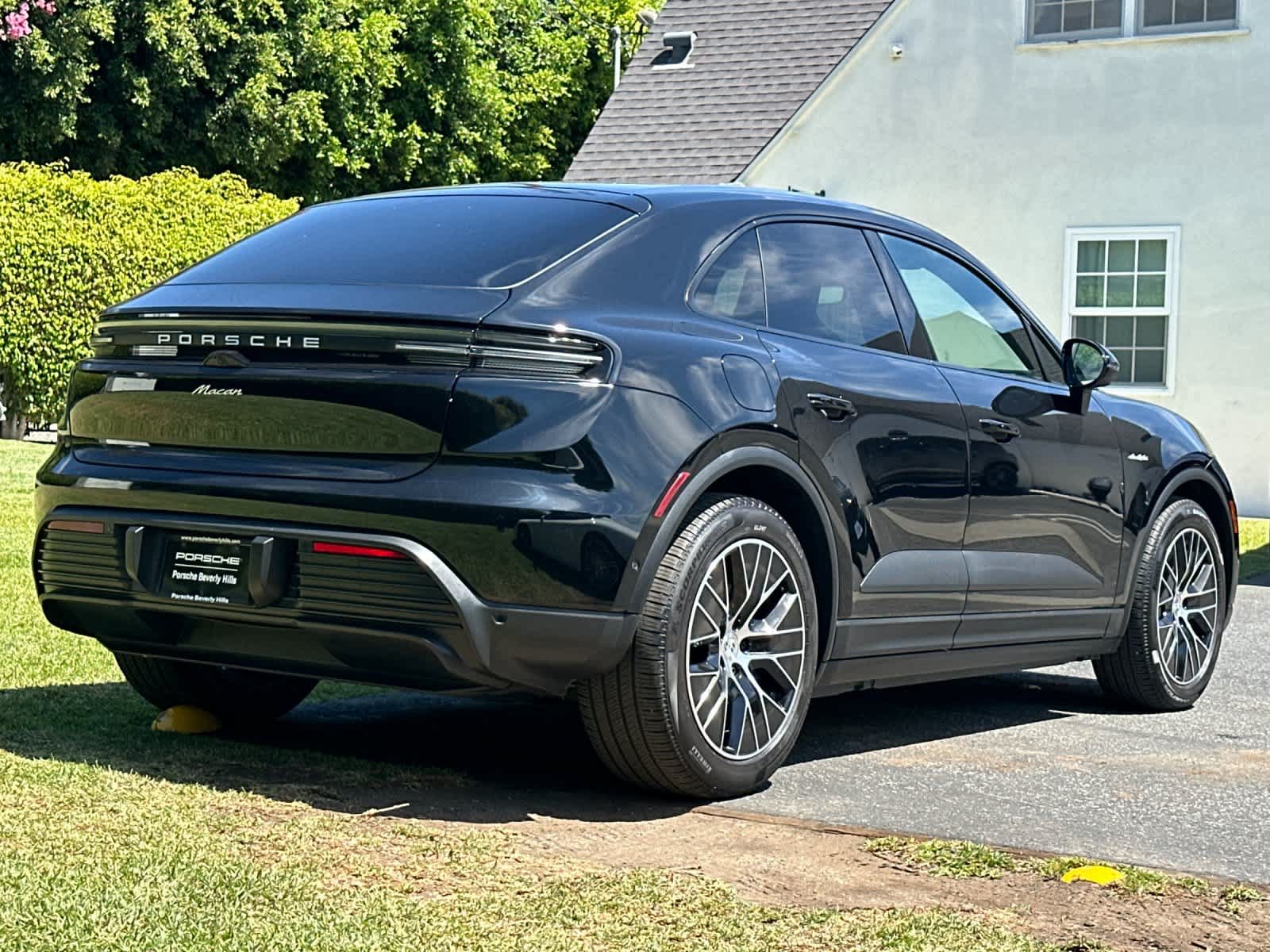 Certified 2025 Porsche Macan Electric RWD image 8