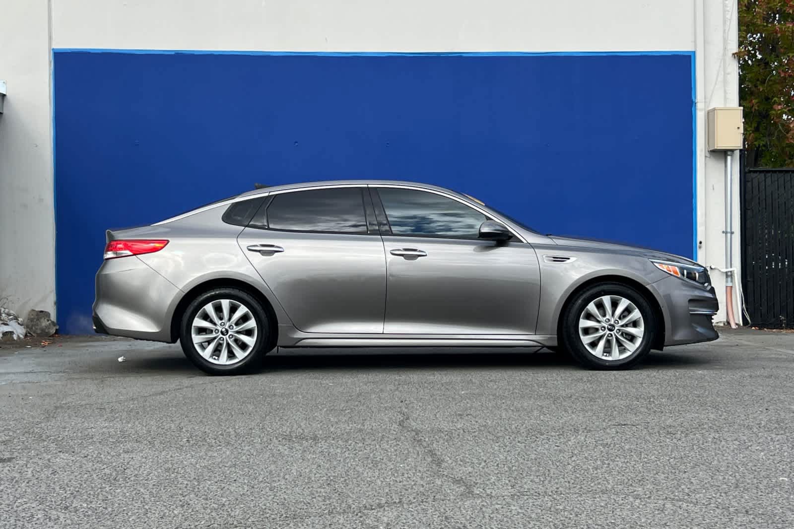 Used 2017 Kia Optima EX w/ Premium Package FWD image 2