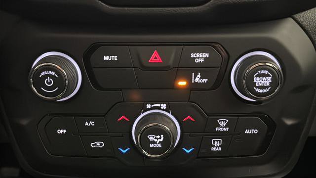 Used 2023 Jeep Renegade Latitude w/ Sun & Fun Group AWD/4WD image 18