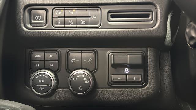 Used 2022 Chevrolet Suburban Z71 w/ Z71 Off-Road Package AWD/4WD image 34