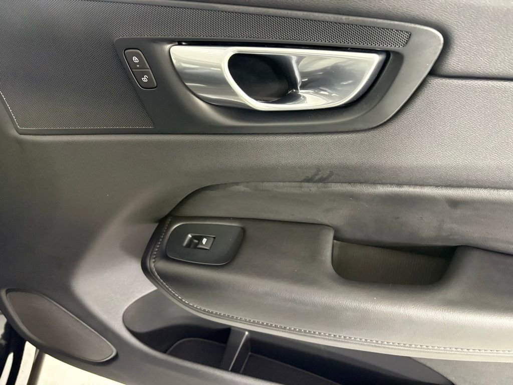 Used 2025 Volvo XC60 B5 Plus AWD/4WD image 13