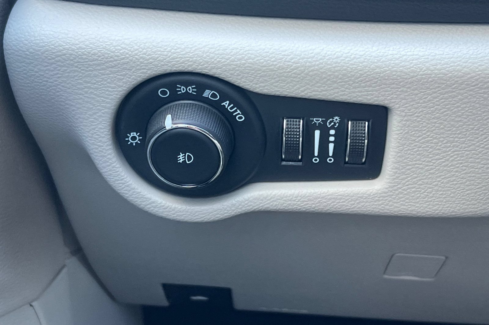 Used 2024 Chrysler Pacifica Limited FWD image 36