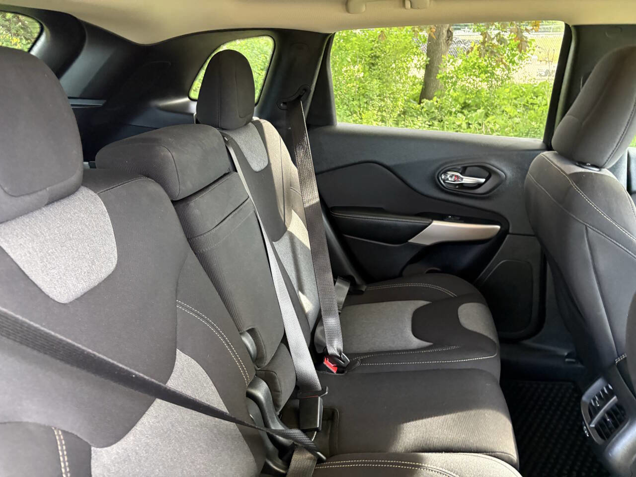 Used 2018 Jeep Cherokee Latitude w/ Cold Weather Group AWD/4WD image 33