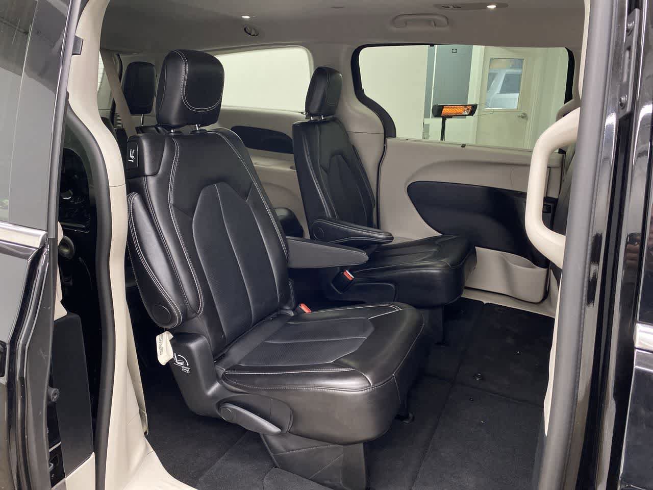 Used 2024 Chrysler Pacifica Touring-L FWD image 18