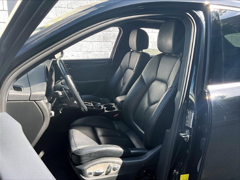 Certified 2023 Porsche Macan AWD/4WD image 5