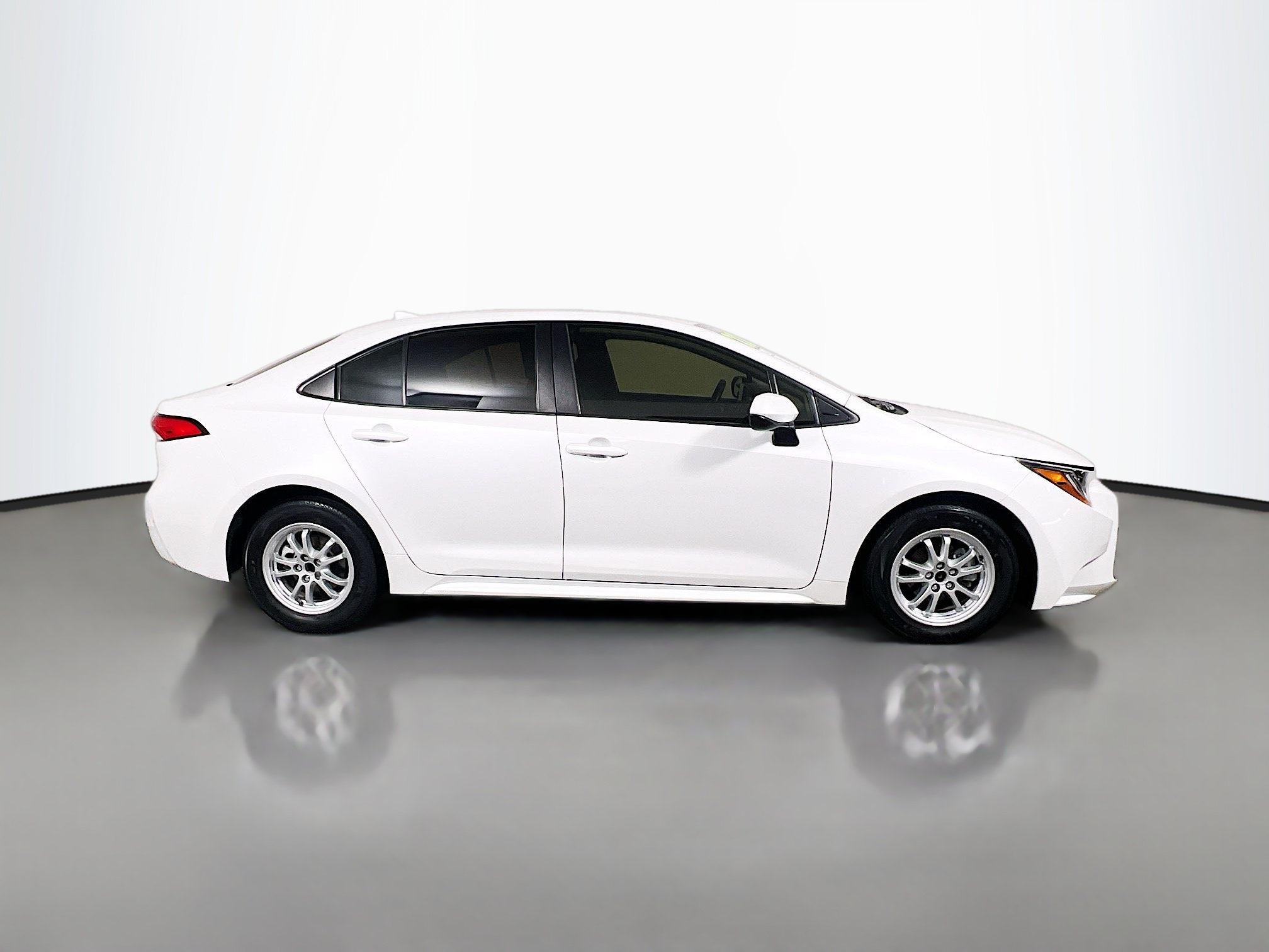 Used 2022 Toyota Corolla LE FWD image 3
