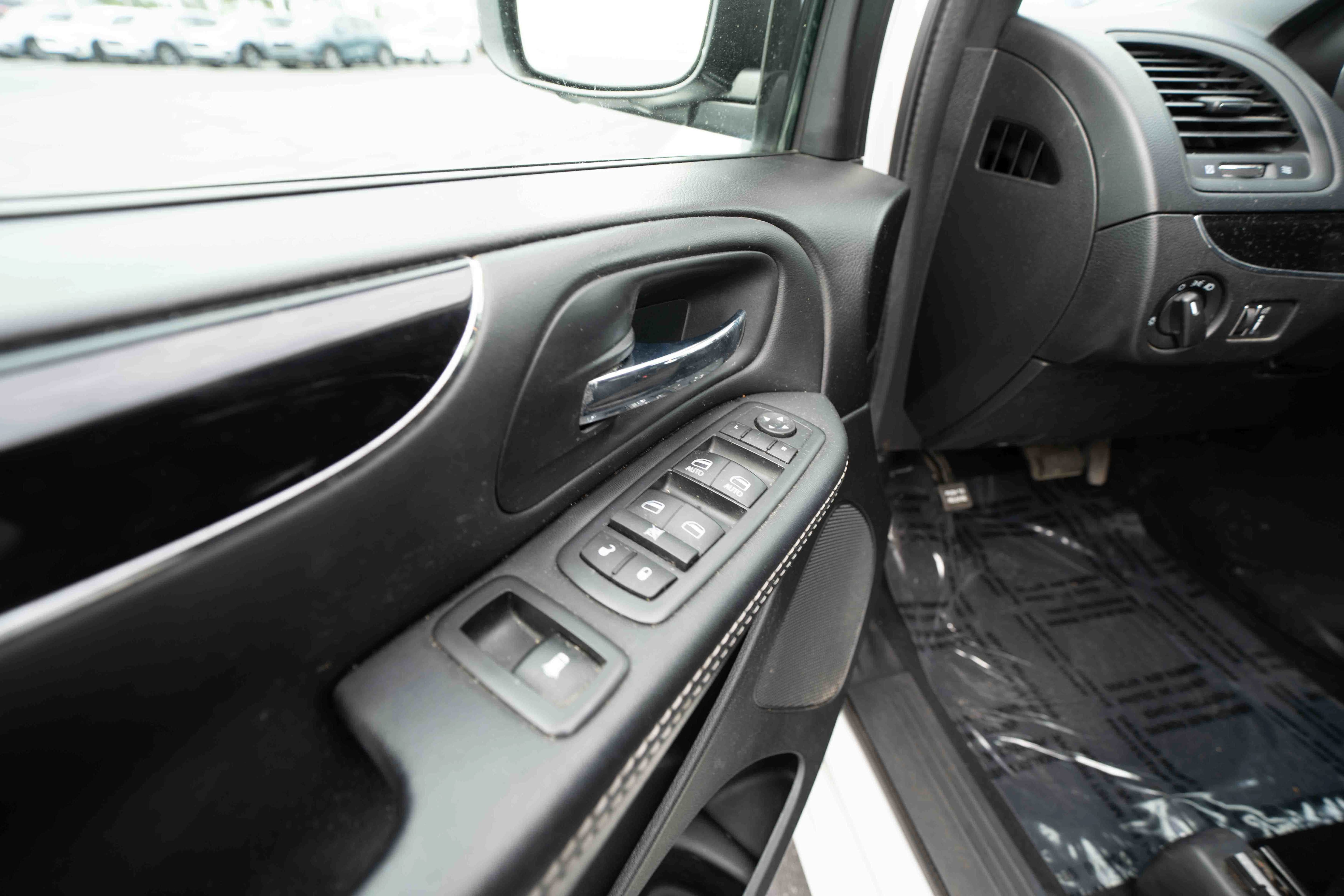 Used 2016 Dodge Grand Caravan SE FWD image 7