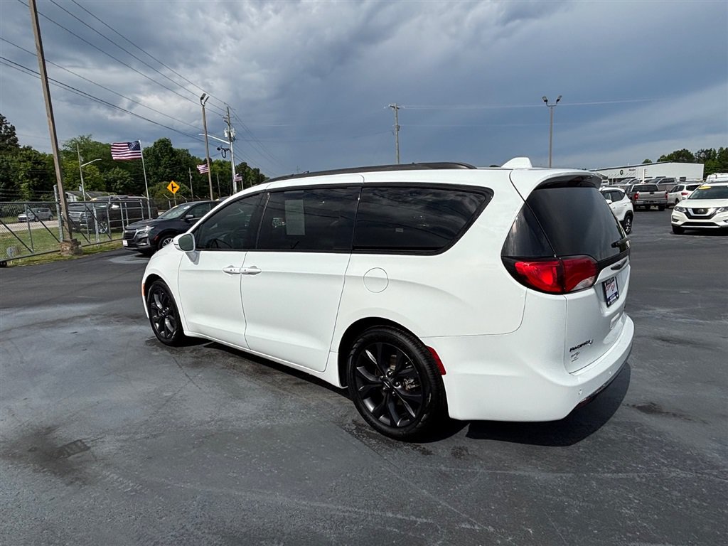 Used 2020 Chrysler Pacifica Limited w/ S Appearance Package FWD image 3