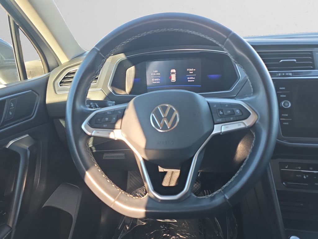 Used 2023 Volkswagen Tiguan SE w/ Panoramic Sunroof Package image 12