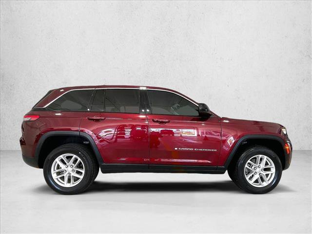 Used 2023 Jeep Grand Cherokee Laredo RWD image 5