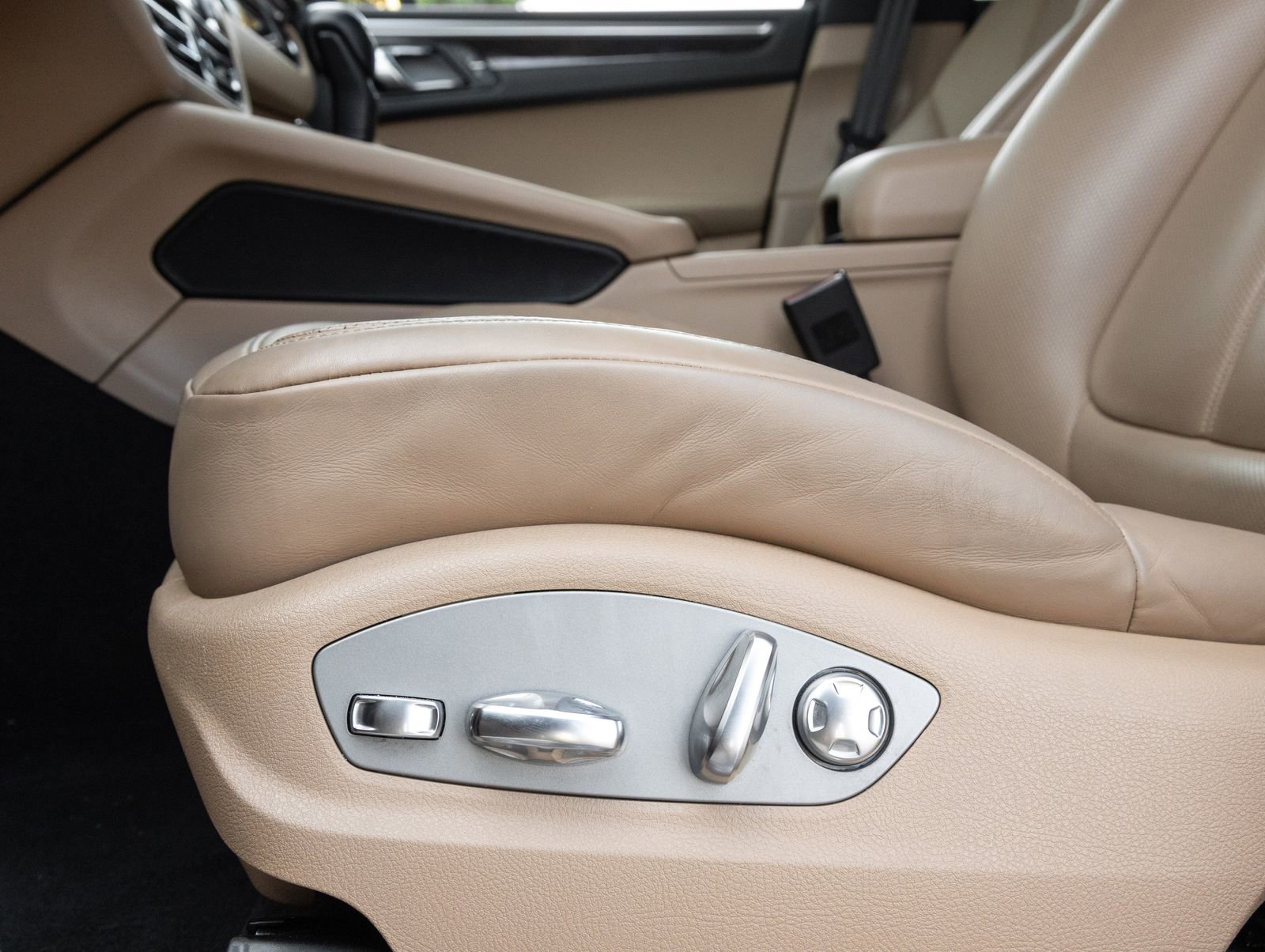 Certified 2023 Porsche Macan AWD/4WD image 21