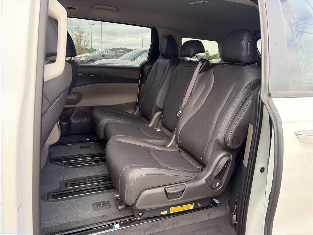 New 2027 Kia Carnival FWD image 23