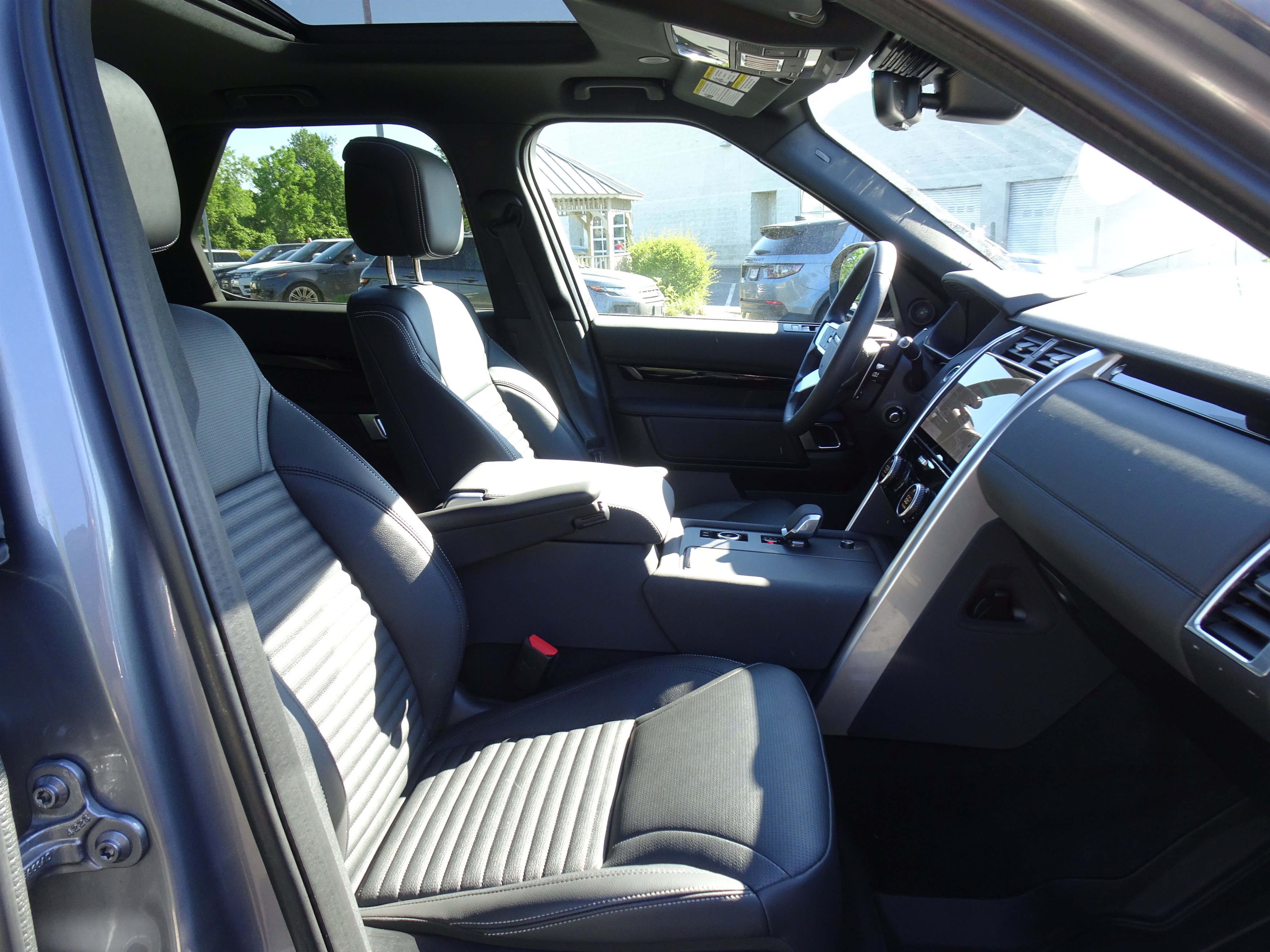 Certified 2025 Land Rover Discovery S AWD/4WD image 28