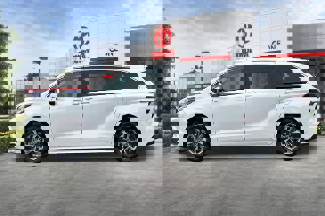 Used 2023 Toyota Sienna LE image 8