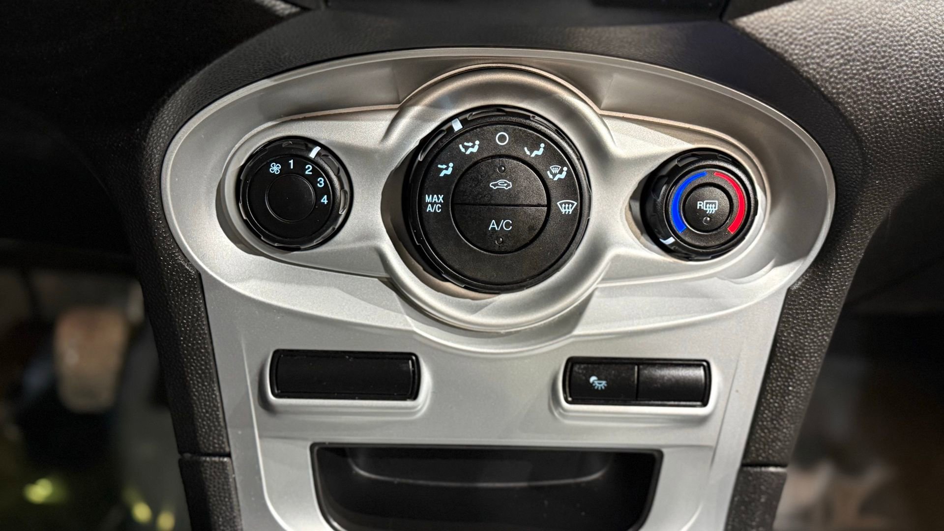 Used 2018 Ford Fiesta SE image 76