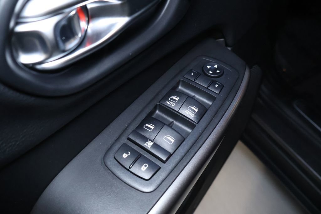 Used 2019 Jeep Cherokee Limited image 14