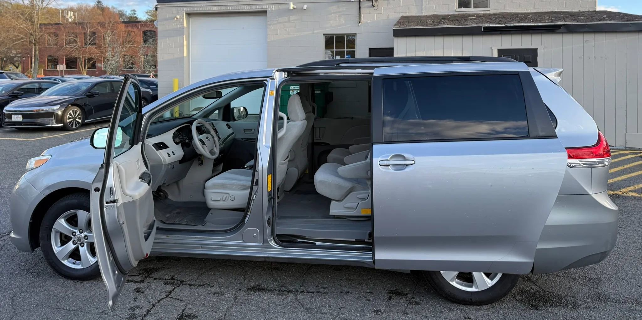 Used 2011 Toyota Sienna LE w/ Towing Pkg FWD image 9