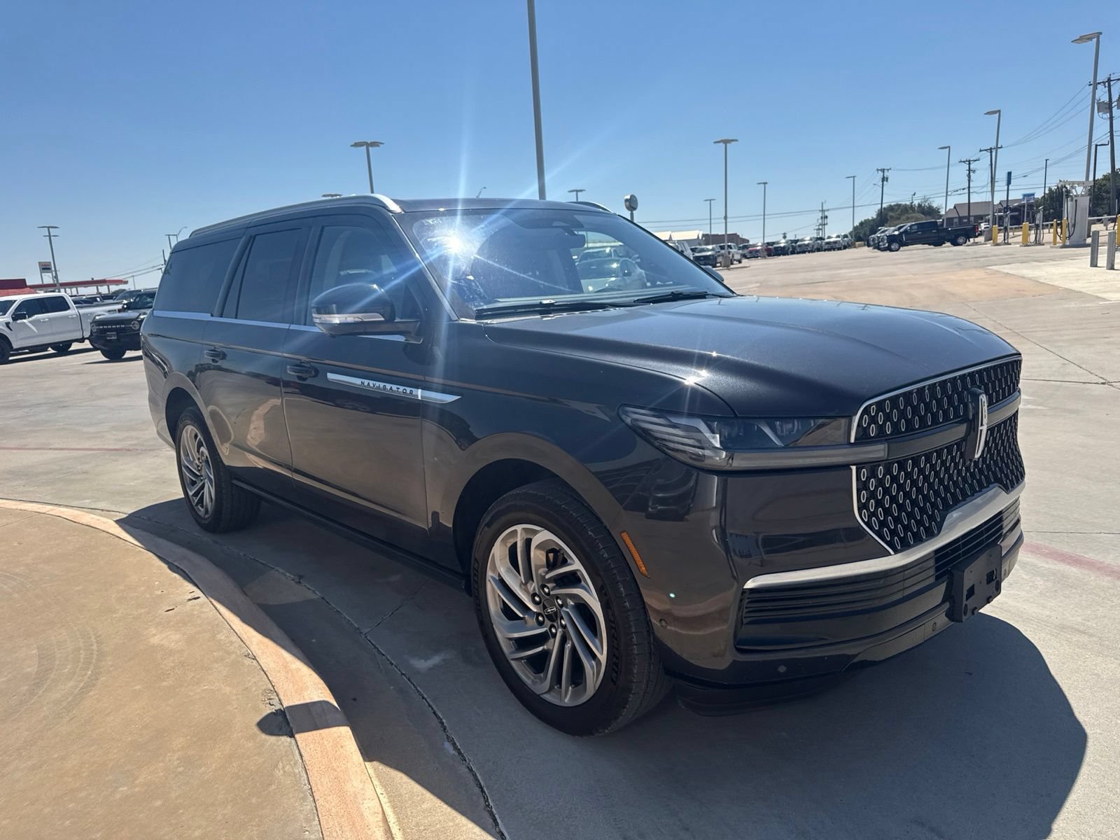 Used 2025 Lincoln Navigator L Reserve AWD/4WD image 3
