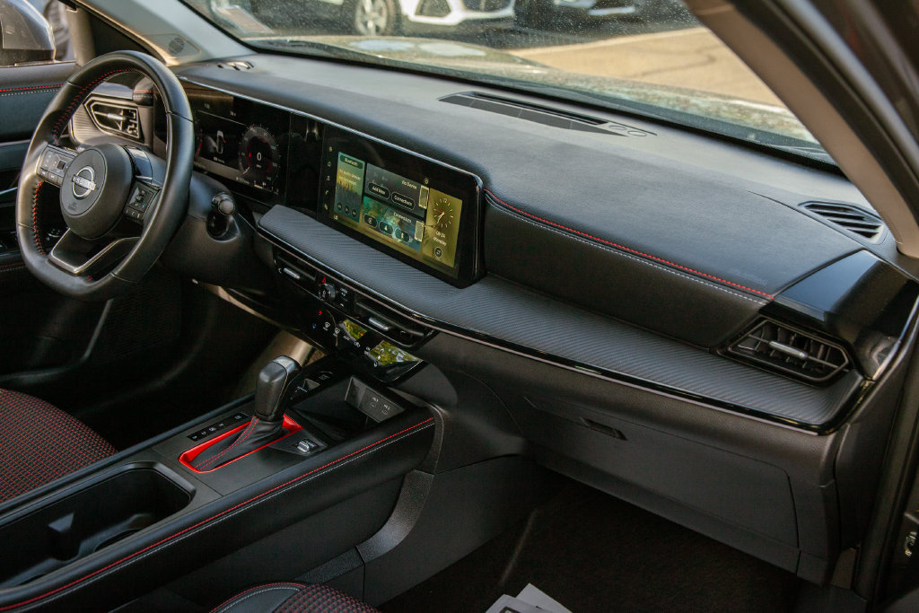 Used 2025 Nissan Kicks SR FWD image 11