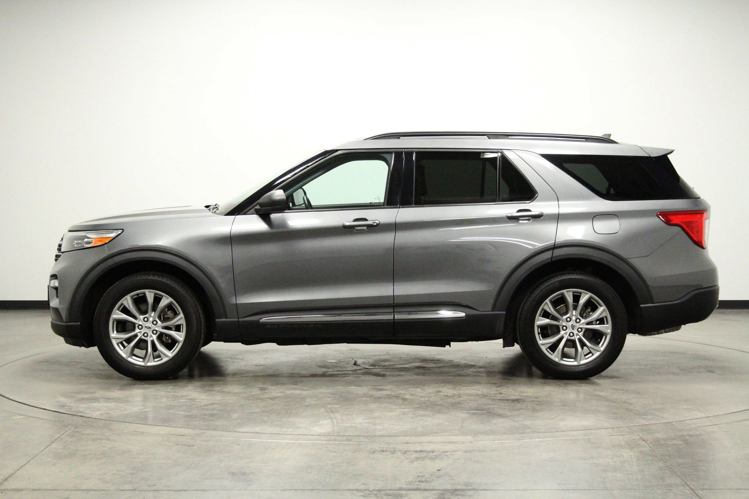 Used 2021 Ford Explorer XLT w/ Equipment Group 202A AWD/4WD image 5