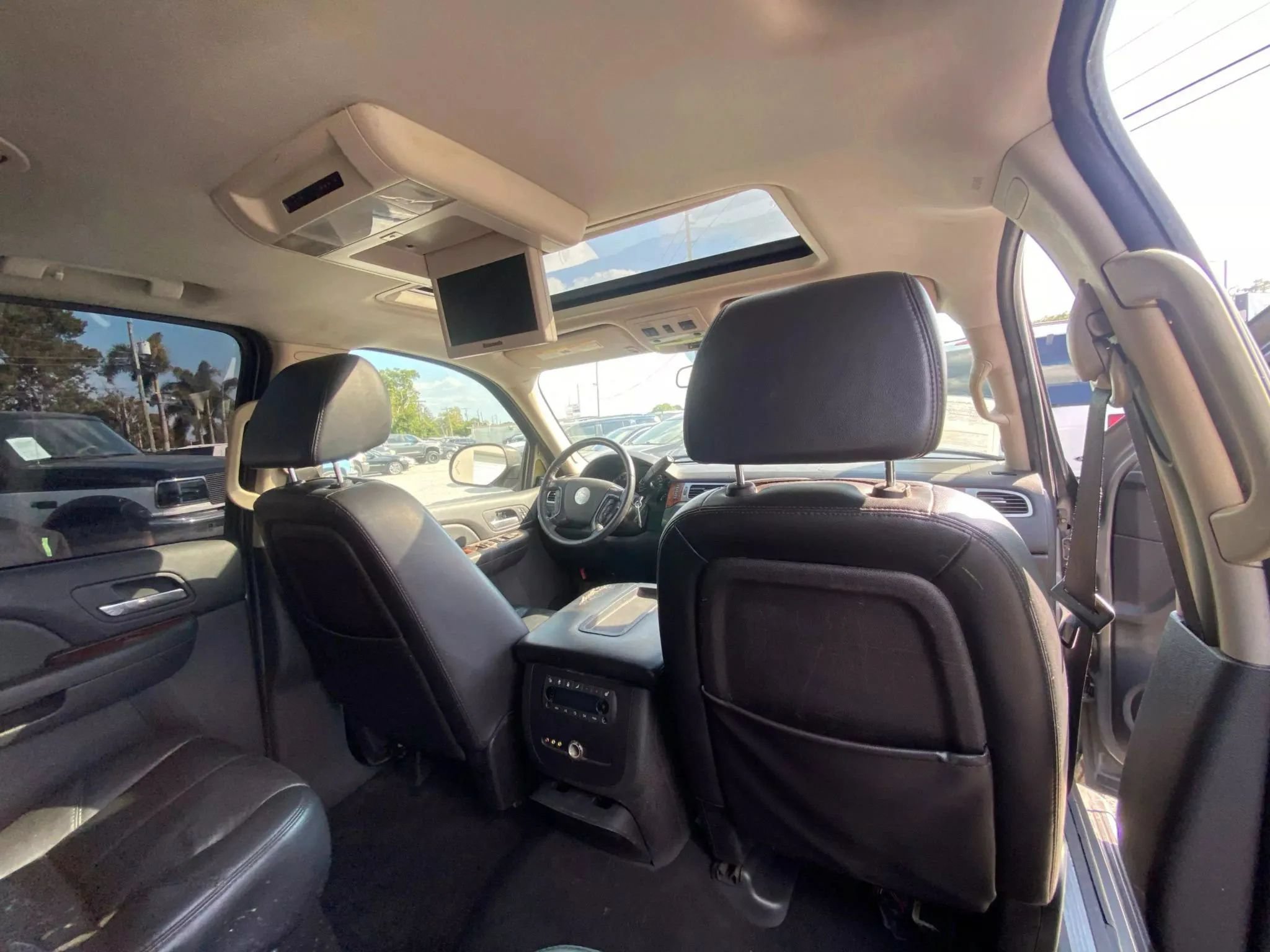 Used 2007 Chevrolet Suburban LT w/ LT Preferred Equipment Group AWD/4WD image 9