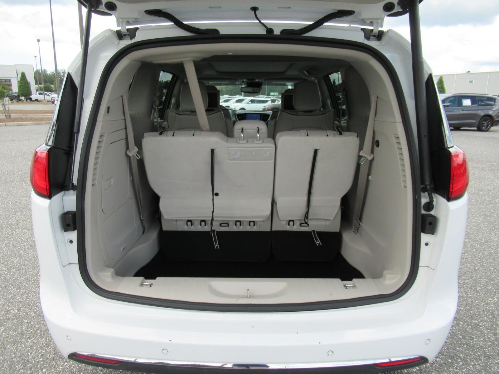 Used 2017 Chrysler Pacifica Platinum FWD image 37