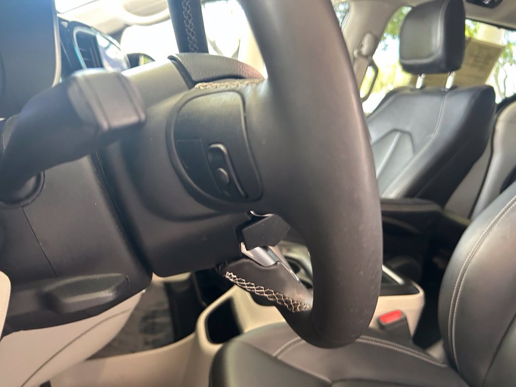 Used 2024 Chrysler Pacifica Touring-L FWD image 41