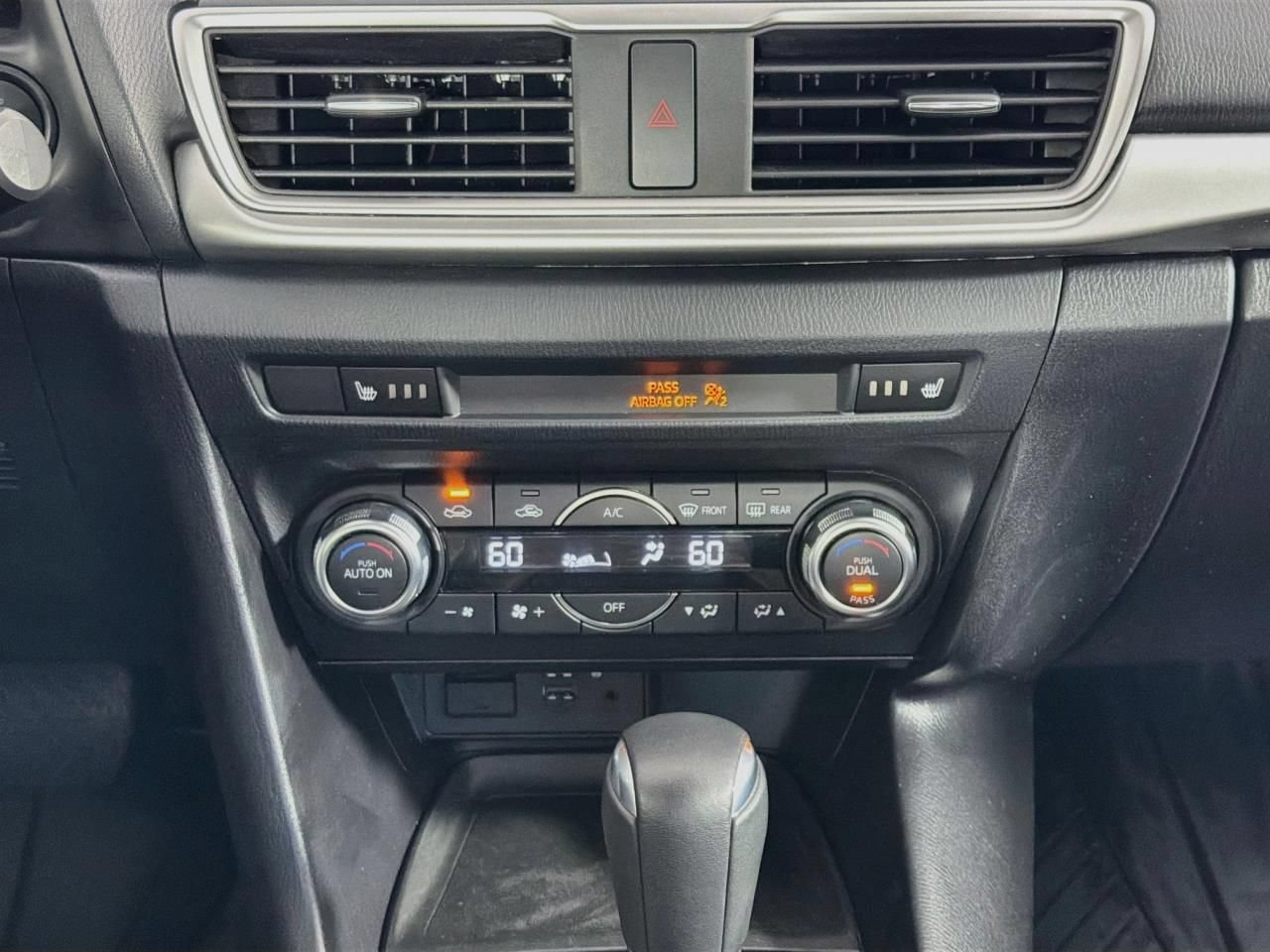 Used 2018 MAZDA MAZDA3 Touring FWD image 16