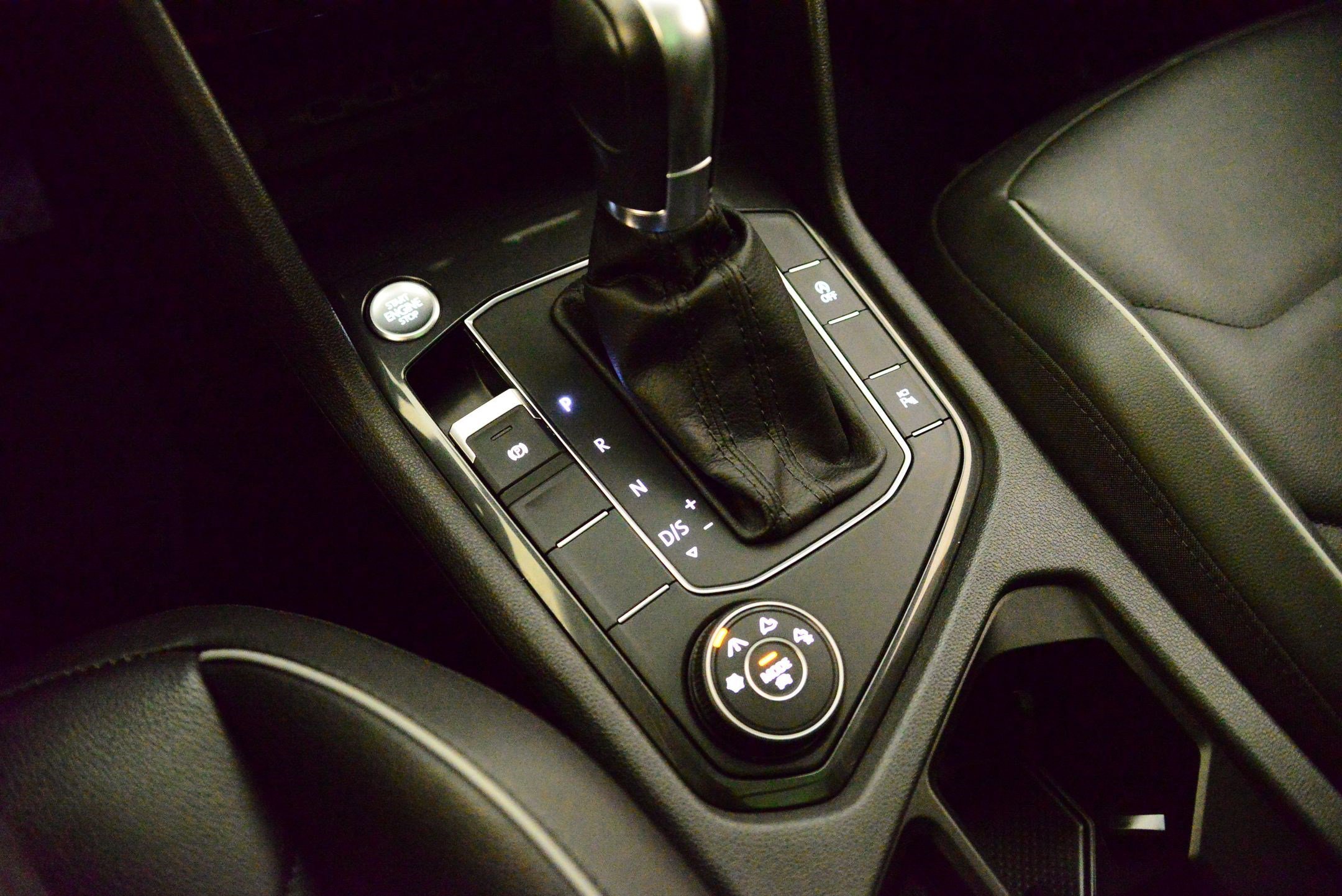 Used 2019 Volkswagen Tiguan SEL Premium image 16