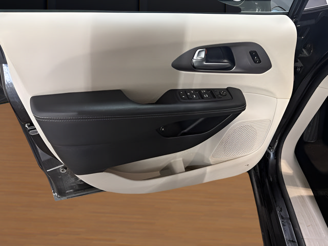 Used 2024 Chrysler Pacifica Limited FWD image 12
