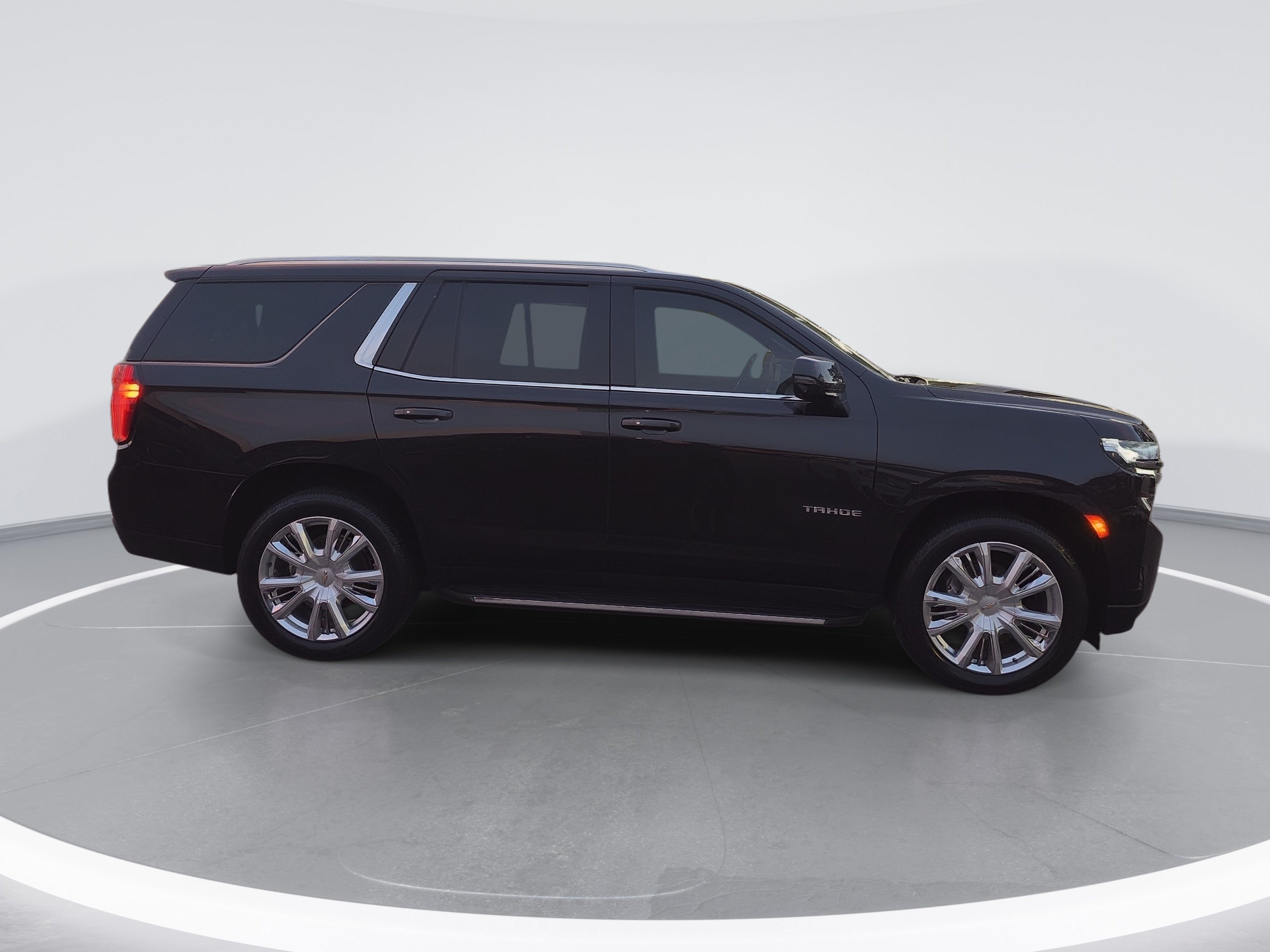 Used 2022 Chevrolet Tahoe LT w/ Luxury Package AWD/4WD image 2