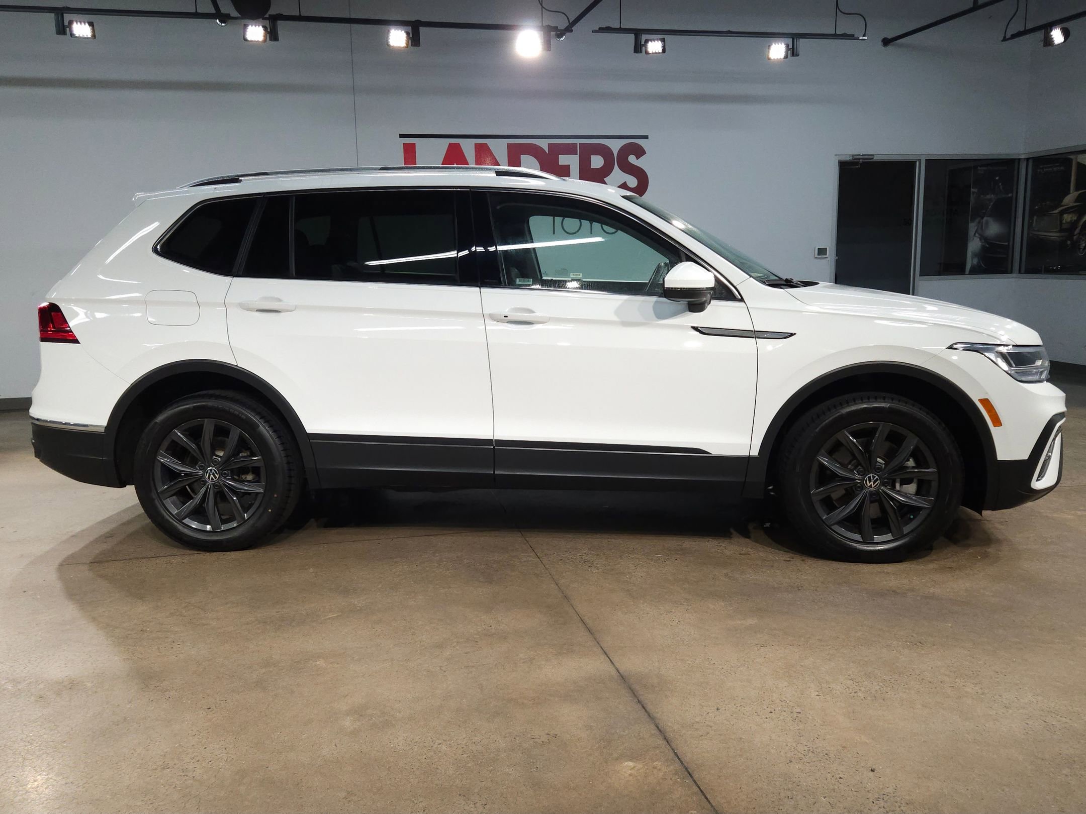Used 2024 Volkswagen Tiguan SE image 8
