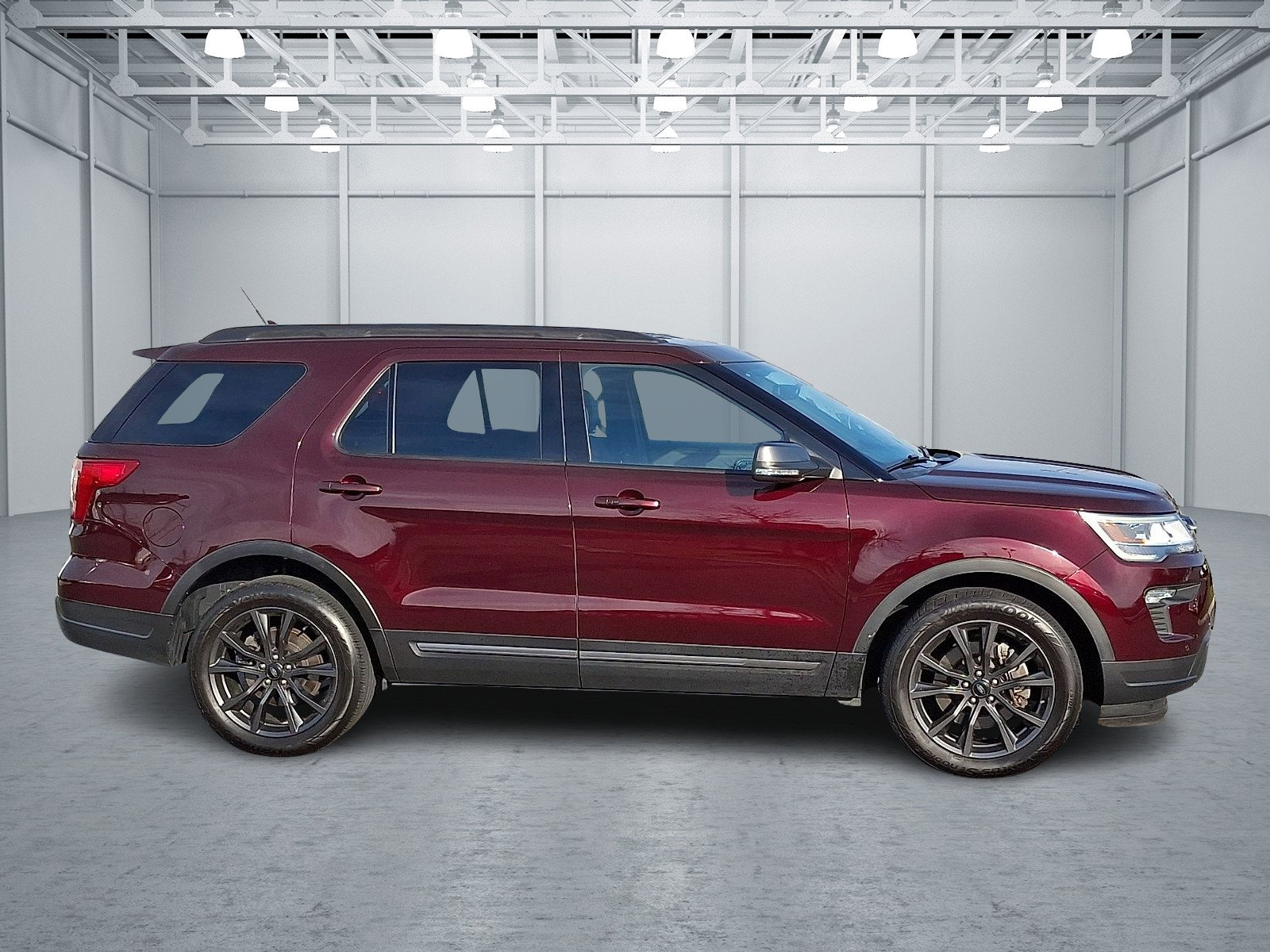 Used 2018 Ford Explorer XLT w/ Equipment Group 202A image 7